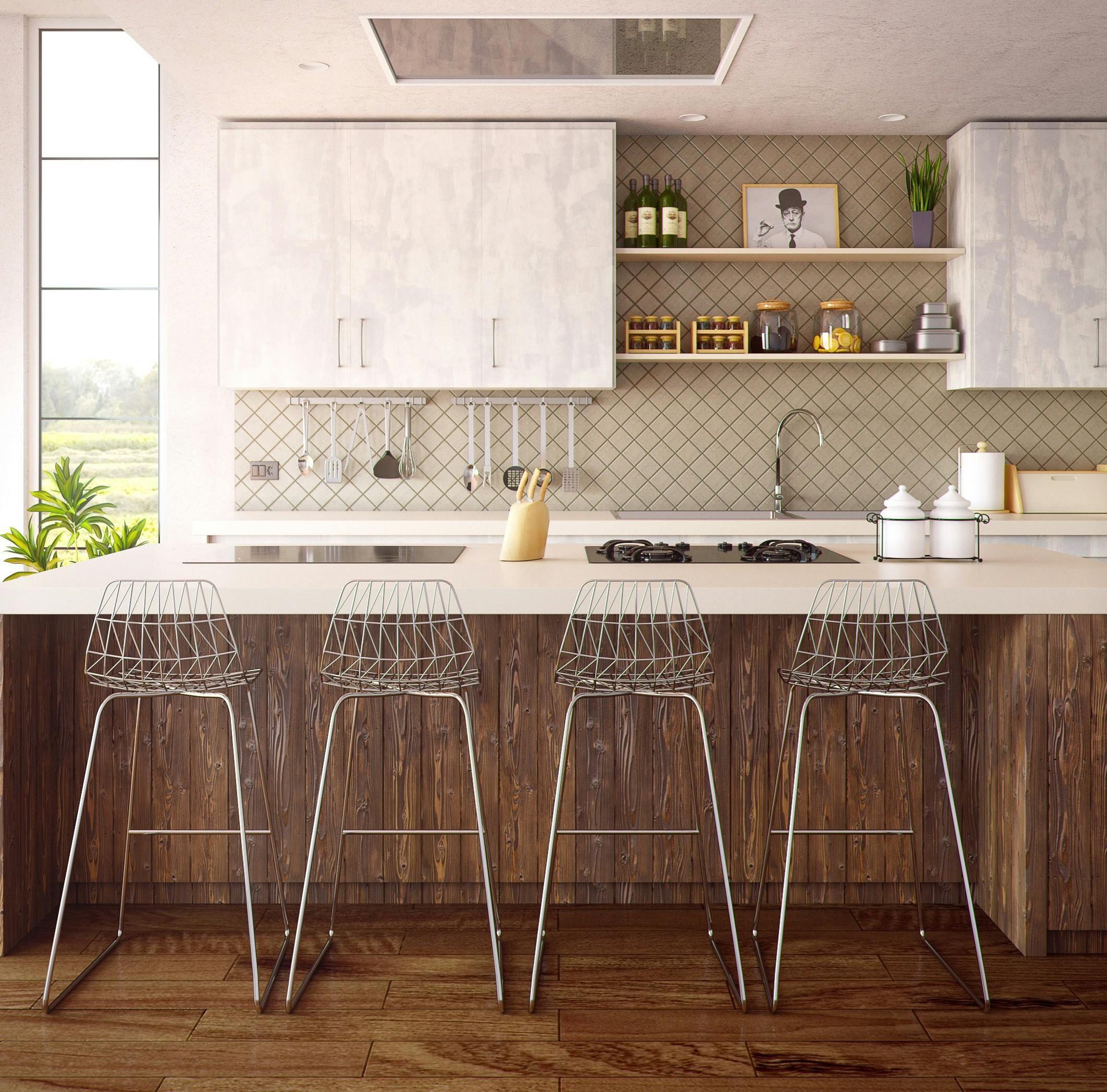 Moderne Küche mit Dekton-Arbeitsplatte, Holzfronten, vier Drahtstuhl-Hockern, weißen Oberschränken und offenen Regalen mit Pflanzen und Küchenutensilien.