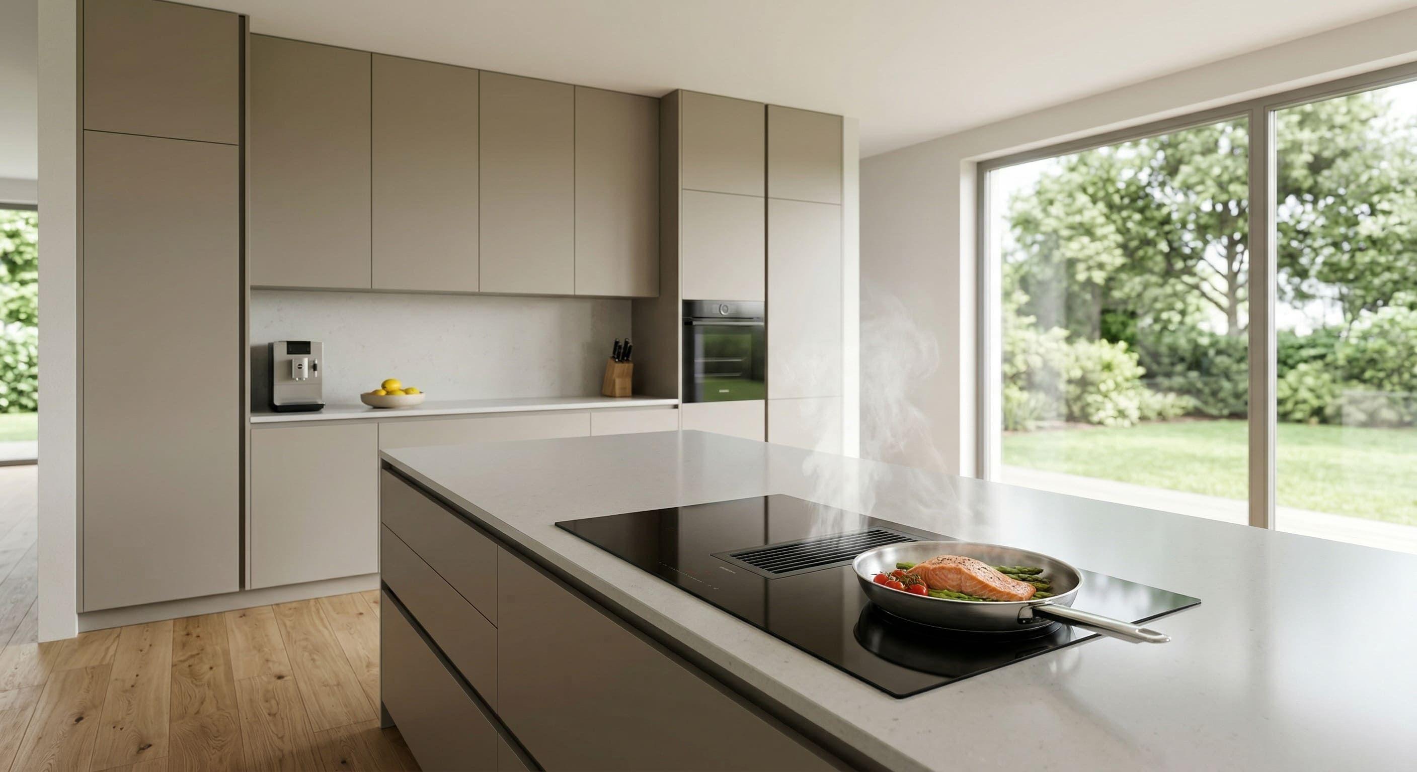 Moderne offene Küche mit Kochinsel, Muldenlüfter und Induktionskochfeld, auf dem eine Pfanne mit Essen steht, im Hintergrund große Fenster mit Blick in den Garten.